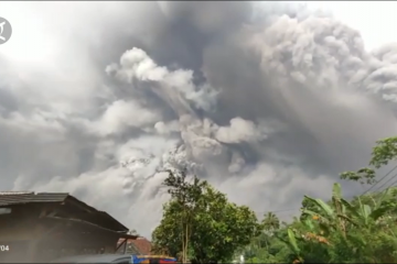 Gunung Semeru erupsi, ratusan warga menyelamatkan diri