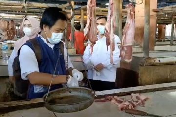 Petugas gabungan temukan ayam tiren di Pasar Kranggot