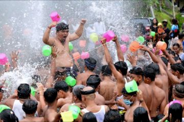 Festival air di Desa Suwat