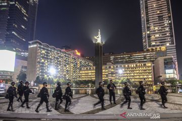 Polisi patroli bersirine bubarkan massa saat "Crowd Free Night"