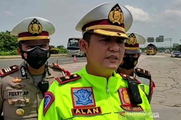 Polresta Cirebon arahkan kendaraan besar keluar tol di GT Palimanan