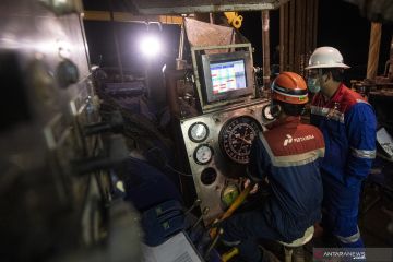 Pengeboran Sumur Minyak Di Malam Pergantian Tahun