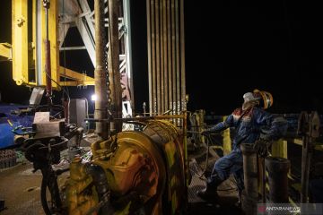 PENGEBORAN SUMUR MINYAK DI MALAM PERGANTIAN TAHUN