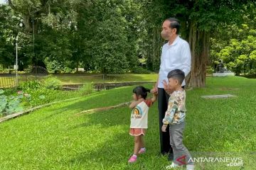 Jokowi isi Tahun Baru 2022 dengan Jan Ethes dan Sedah Mirah di Bogor