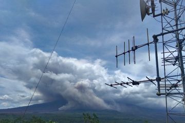 Kolom abu 200 meter dari puncak Gunung Semeru teramati menuju tenggara