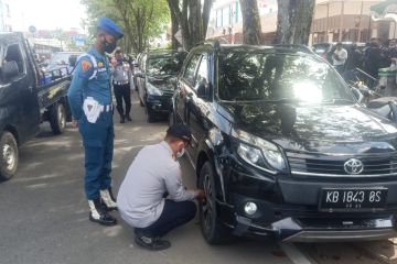 Dishub Pontianak kempeskan ban mobil yang parkir sembarangan