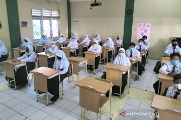 Pemkot Jakbar bantah wajibkan siswi SMP pakai jilbab