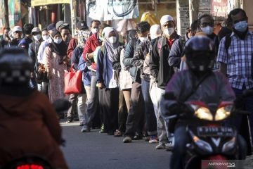 Antrean penumpang KRL hari pertama kerja