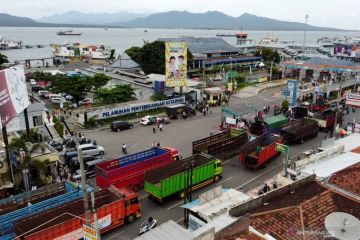 Unjuk rasa sopir logistik Banyuwangi di Pelabuhan Ketapang