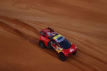 Loeb pangkas jarak dengan Al-Attiyah setelah menangkan etape 2 Dakar