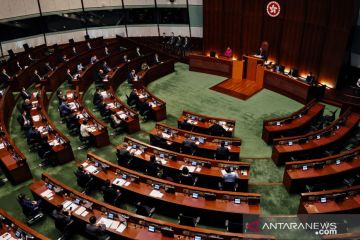 Pertama kali, parlemen Hong Kong dilantik di depan lambang China