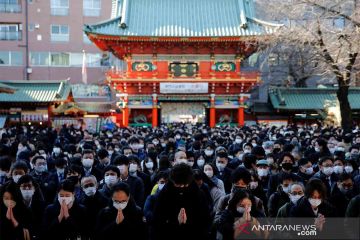 Doa hari pertama kerja pada Tahun Baru 2022 di Kuil Kanda Myojin