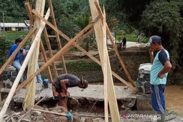 Akibat bencana alam, 13 jembatan di Cianjur putus pada tahun 2021
