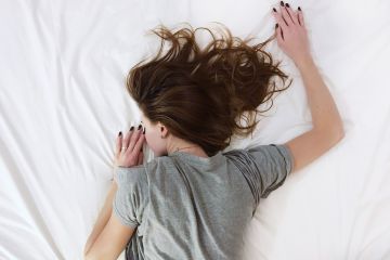 Seberapa buruk tidur dalam posisi tengkurap?