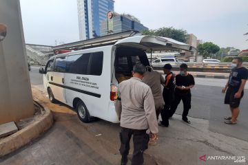 Purnawirawan Polri meninggal di  tepi Jalan karena serangan jantung