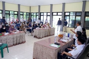 Wakil Wali Kota serahkan NIB ke pelaku UMKM di Surabaya
