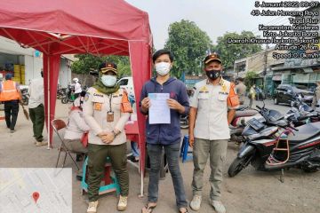 Puluhan warga Kalideres kena sanksi karena tidak bermasker