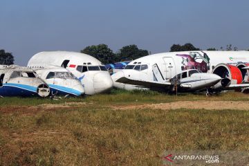 Tumpukan bangkai pesawat terbang di Bogor