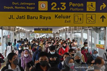 Kepadatan penumpang KRL saat PPKM level 2 diterapkan kembali