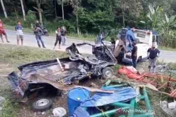 Pengemudi mobil bak terbuka tewas di tempat dihantam truk bawa besi