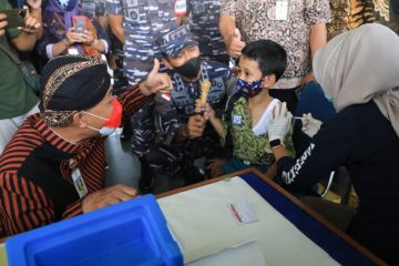 Ganjar-Pangkoarmada cek vaksinasi anak di KRI Surabaya 591