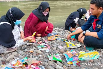 Ecoton: Kadar fosfat dan sampah Sungai Bedadung Jember tidak wajar