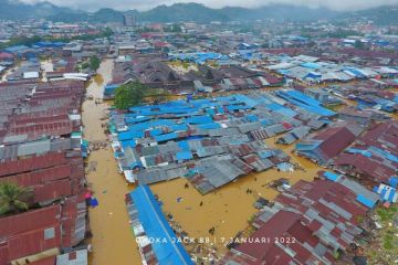Banjir merenggut korban jiwa dan memaksa warga mengungsi di Jayapura