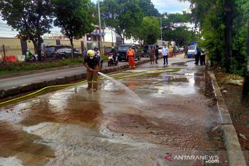 Petugas gabungan bersihkan Jalan I Gusti Ngurah Rai jelang pembukaan