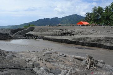 Siswa terisolir belajar di tenda pinggir sungai