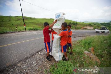 Aksi bersihkan sampah di Jalan Trans Flores