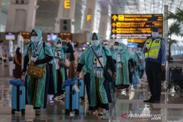 Perdana sejak pandemi COVID-19, pemerintah akhirnya berangkatkan calon jamaah umrah