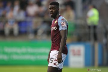 Napoli resmi pinjam Axel Tuanzebe dari Manchester United