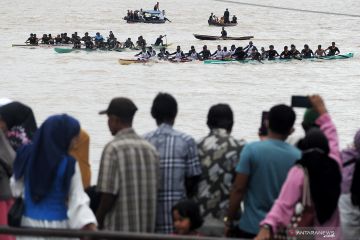 Pacu perahu di Sungai Batanghari