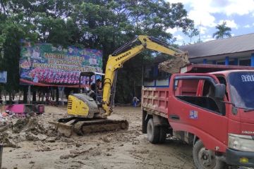 700 relawan bersihkan kawasan terdampak banjir di Kota Jayapura