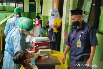 Puluhan siswa SDN Cipinang Muara 01 jalani tes PCR cegah COVID-19