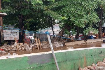 Pemkot Jaktim segera bangun beton tanggul amblas di Kramat Jati