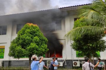 Gedung DPRD Batam terbakar