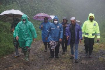 Jalan darurat disiapkan pada lokasi longsor di Batang-Jateng