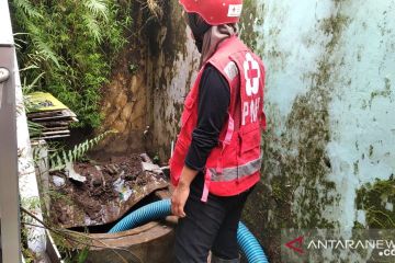 Tim Wash PMI Jember normalisasi sumur korban banjir bandang