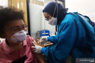 Puskesmas Cilandak gencarkan layanan vaksinasi COVID-19 hingga malam