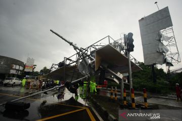 Baliho berukuran jumbo di Sleman roboh