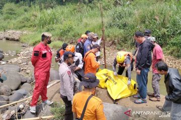 Tim SAR evakuasi jasad pemancing di Bogor setelah empat hari hanyut