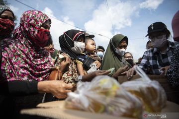 Operasi Pasar Minyak Goreng di Pasar Alang-Alang Lebar