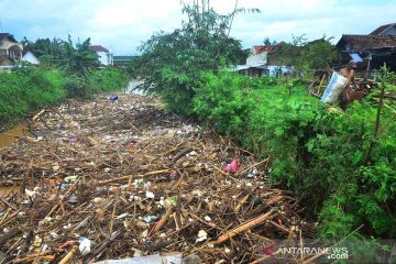 Penampakan Sungai Kesambi di Kudus yang dipenuhi sampah