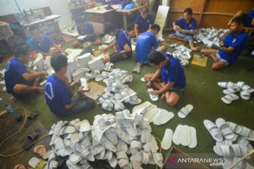 Produksi Sandal Hotel Lapas Padang
