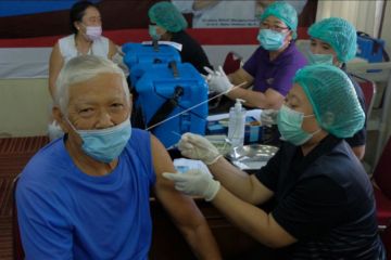 Vaksinasi booster bagi lansia di Denpasar