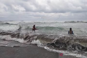 BPBD tetapkan status waspada gelombang tinggi di selatan Cianjur