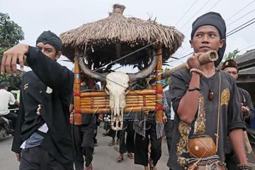 Tradisi Ngaruat Bumi