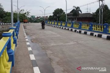 Baru dua pekan diresmikan Bupati,  jembatan di Karawang  amblas