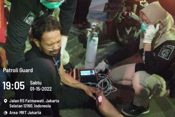 Pengguna sepeda motor minta lubang di jalan Panglima Polim diperbaiki